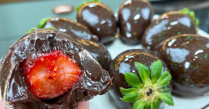 Sobremesas: Essa Versão do Morango do Amor com Brigadeiro Vai Te Deixar Viciado