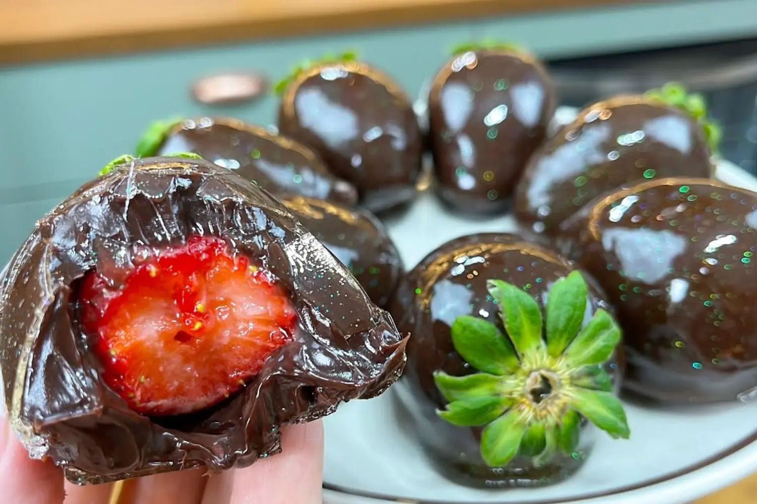Morango com brigadeiro e casquinha crocante...