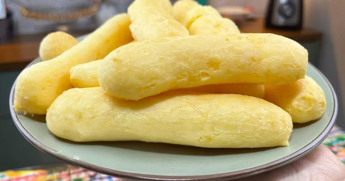 Biscoito de polvilho crocante por fora e macio por dentro....