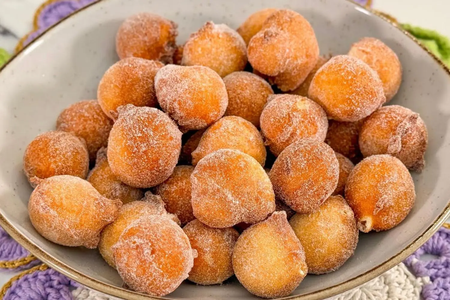 Bolinho de chuva sequinho por fora e macio por dentro....