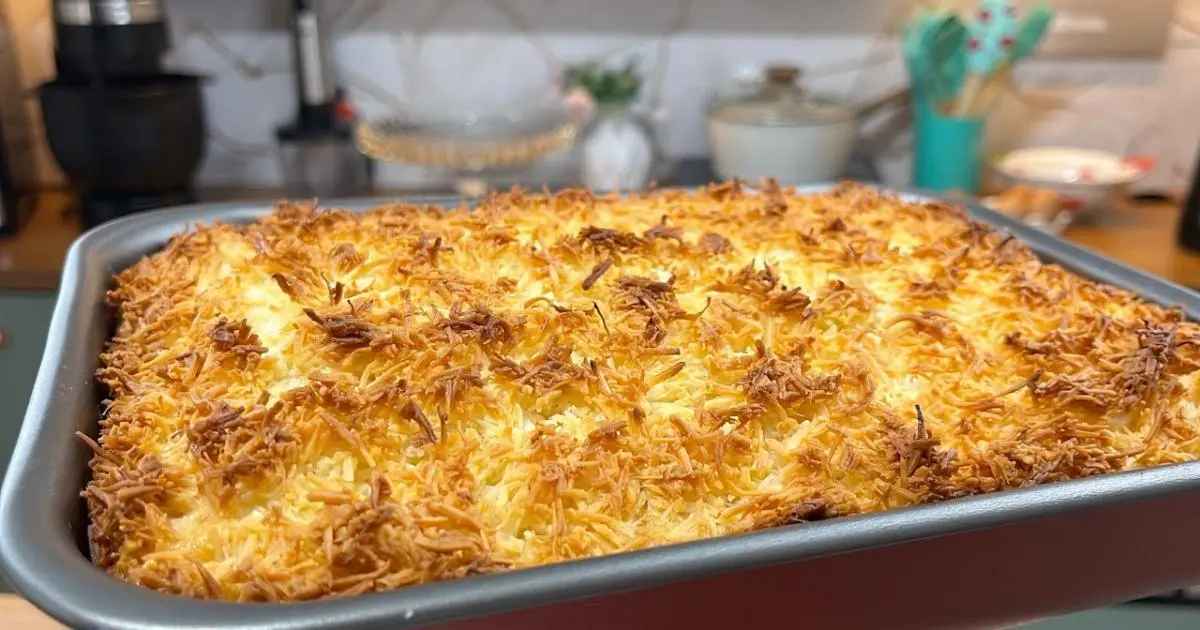 Bolo cuca de coco com farofa doce e massa fofa e úmida....