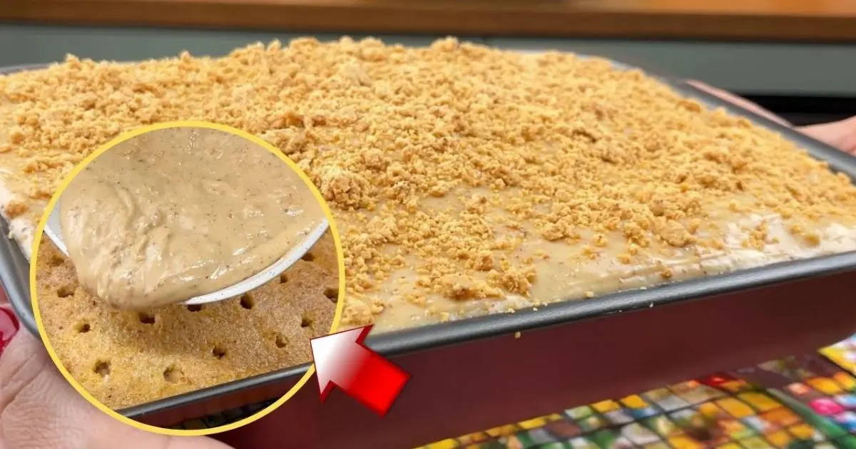 Bolo quente de paçoca fofinho, molhado e com cobertura cremosa. Uma delícia junina!...