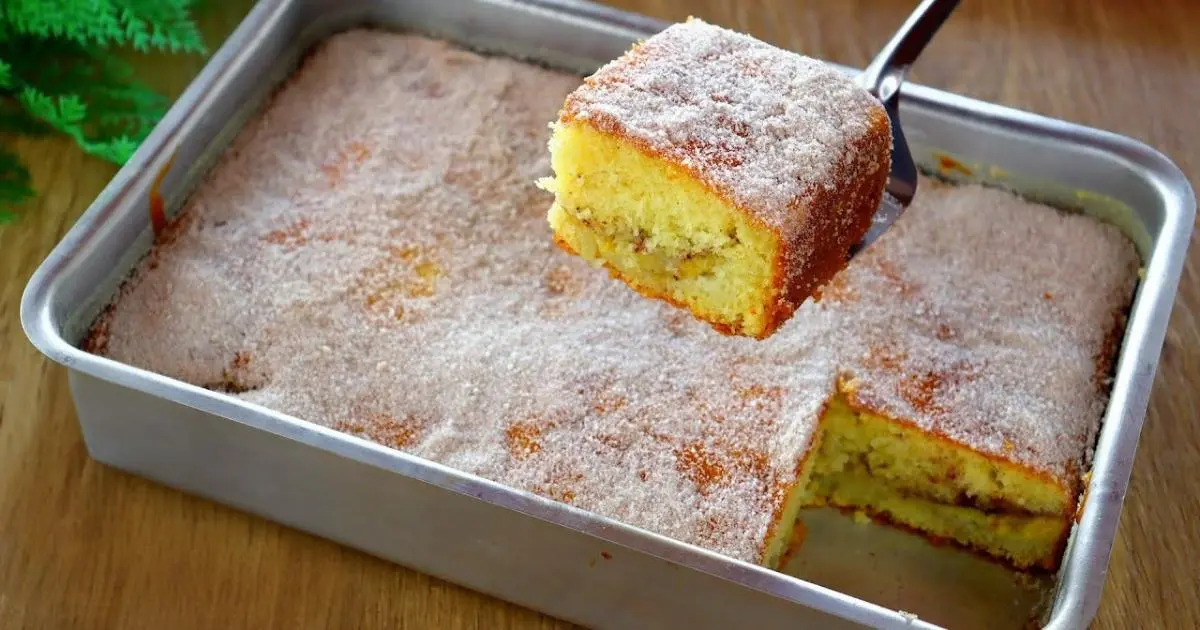 Receita fácil de bolo de banana recheado que já sai pronto do forno....