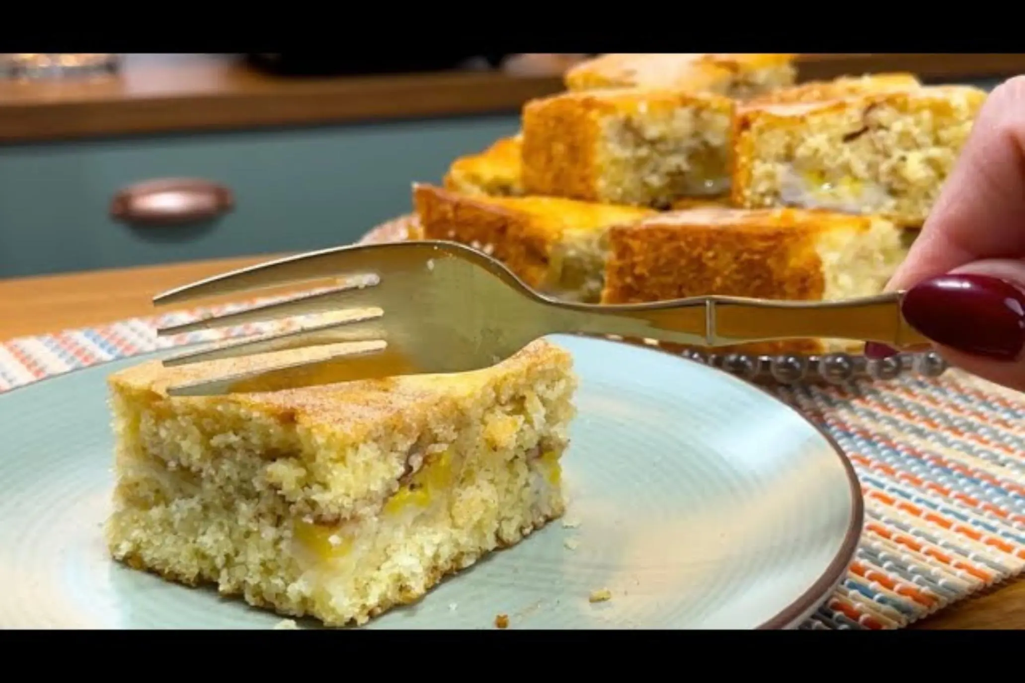 Bolo de banana fácil, com recheio dentro da massa e toque de canela....