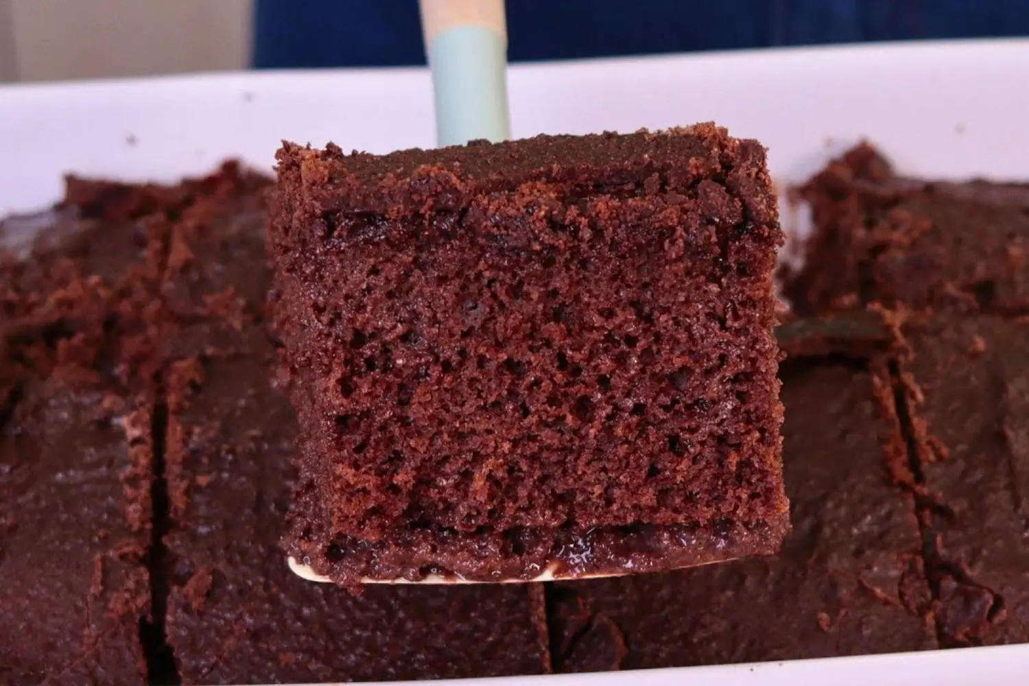 Receita simples de bolo de chocolate com calda e cobertura crocante....