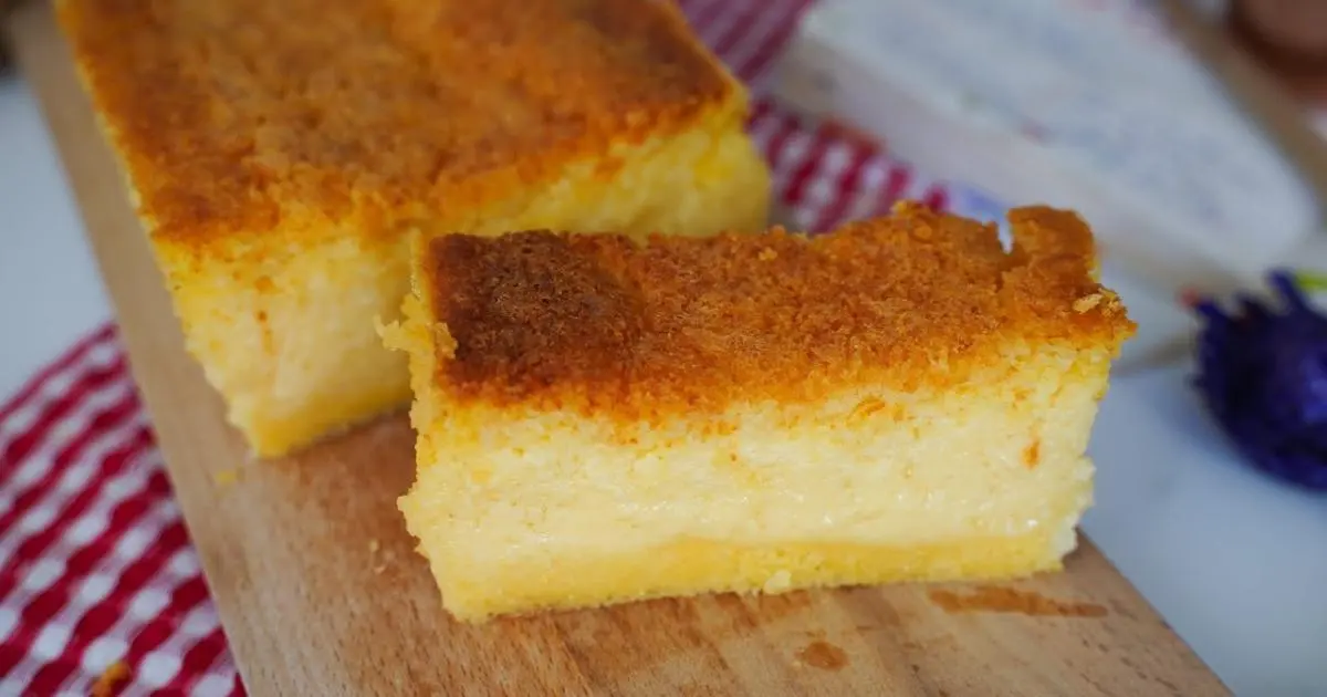 Bolo de fubá cremoso com três camadas e feito no liquidificador....
