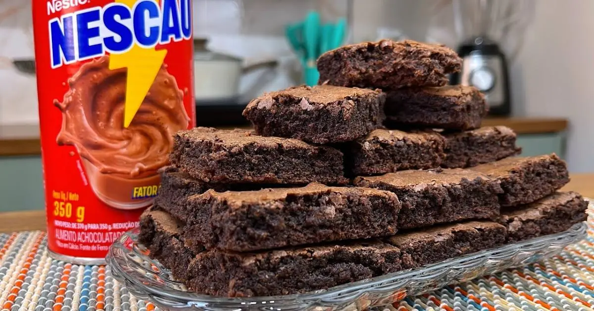 Brownie de Nescau simples, econômico e com casquinha crocante irresistível....