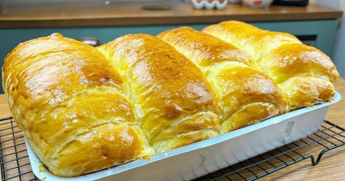Pão caseiro leve, rende 4 unidades grandes e é muito macio....
