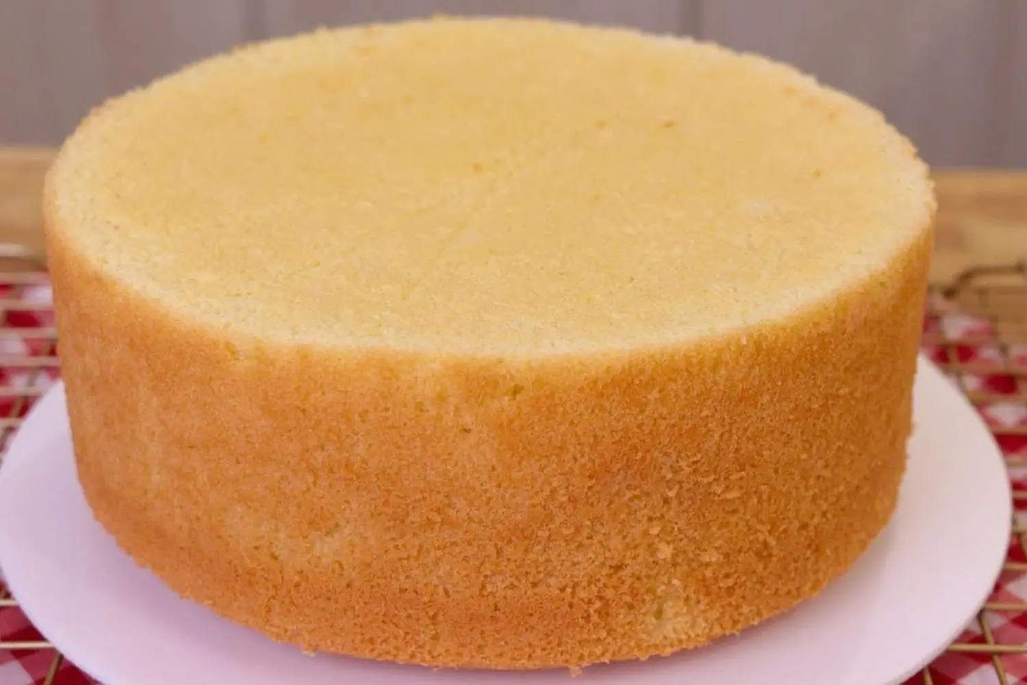 Receita simples de pão de ló com 3 ingredientes, massa leve e sem fermento....