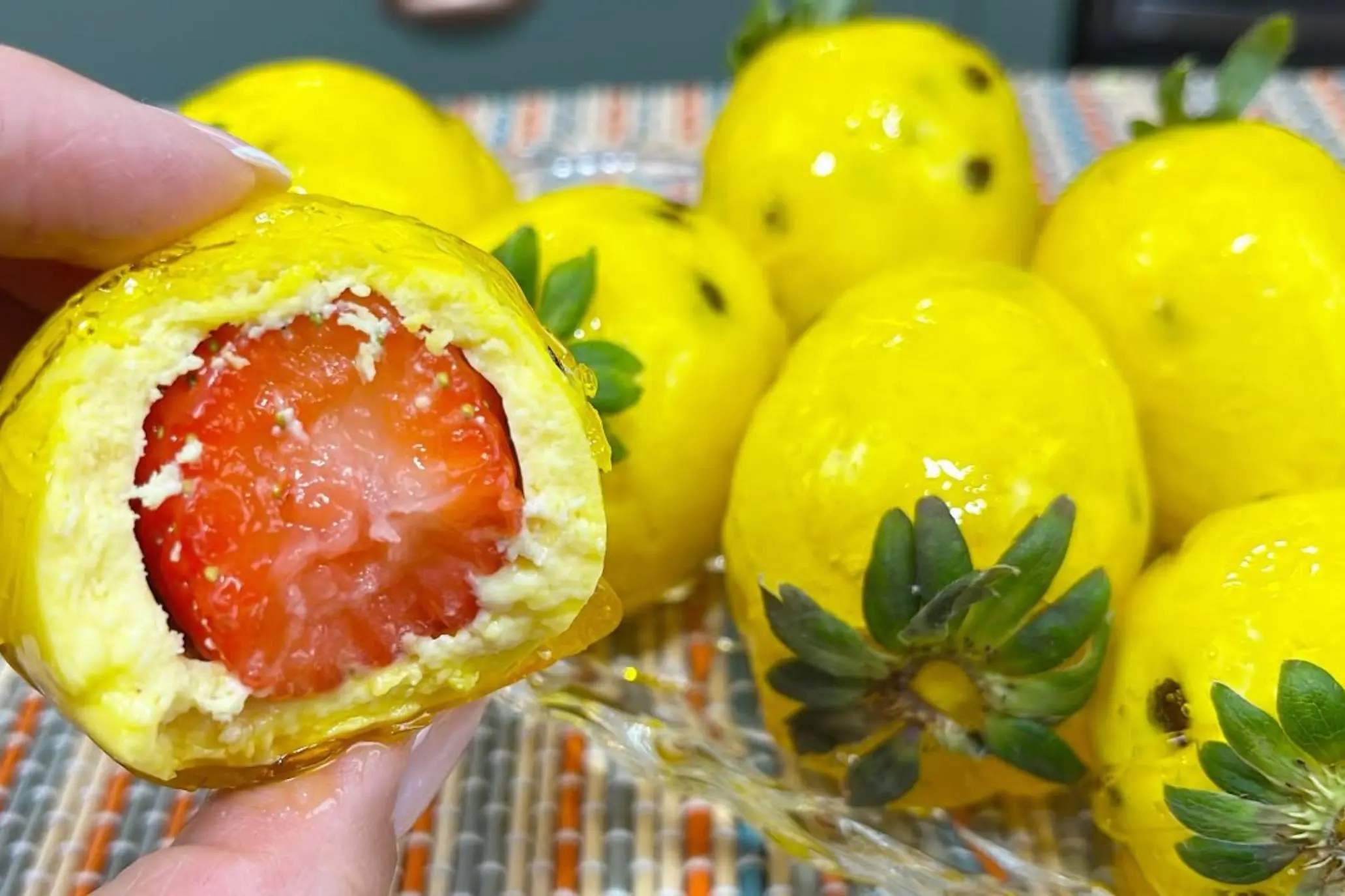 Doce gelado com massa de maracujá e calda crocante amarelinha....