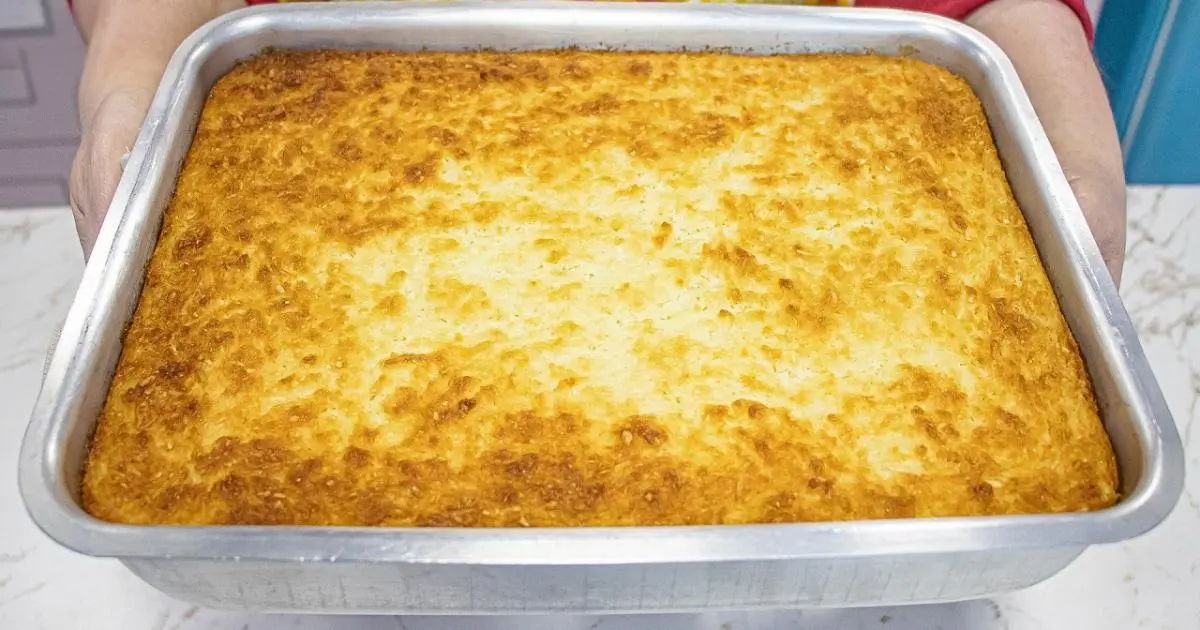 Receita cremosa de bolo de mandioca com coco, simples e irresistível....