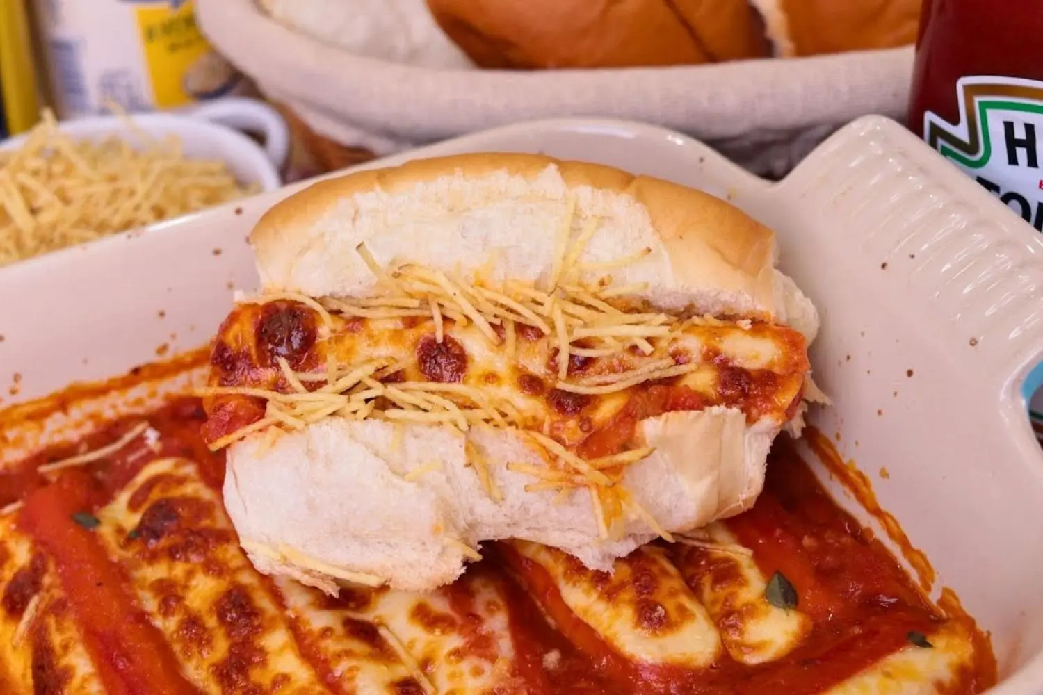Cachorro-quente caseiro com queijo gratinado...