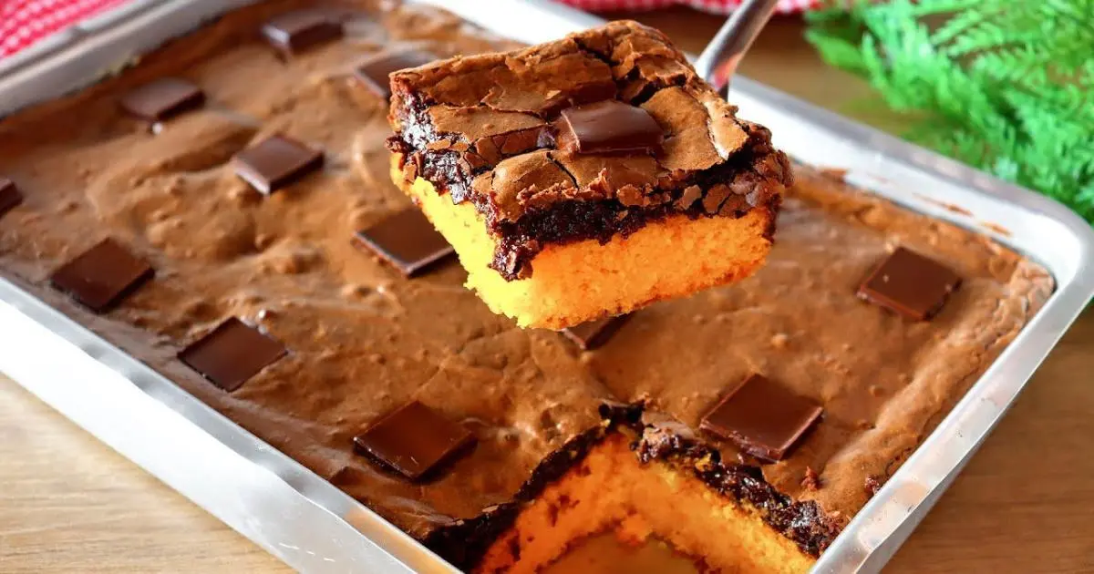 Bolo fofinho de cenoura com cobertura de brownie fácil e irresistível....