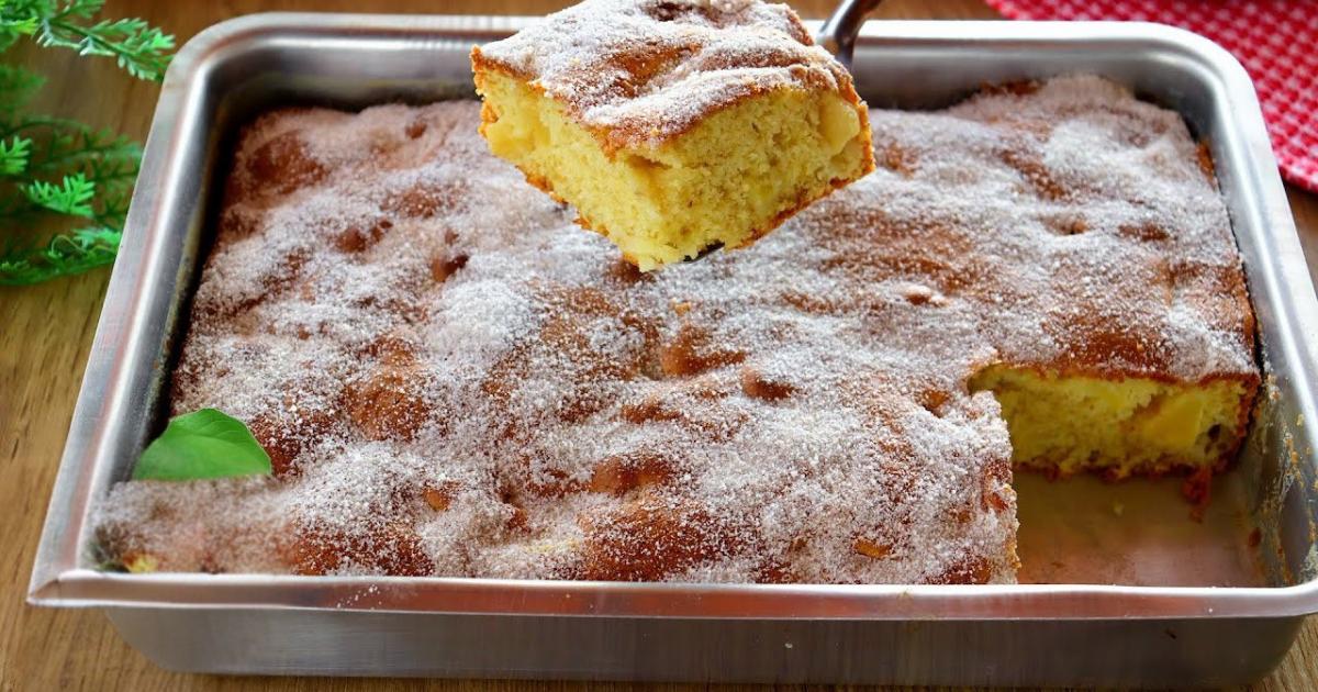 Receita prática e econômica de bolo de maçã fofinho com pedacinhos na massa....
