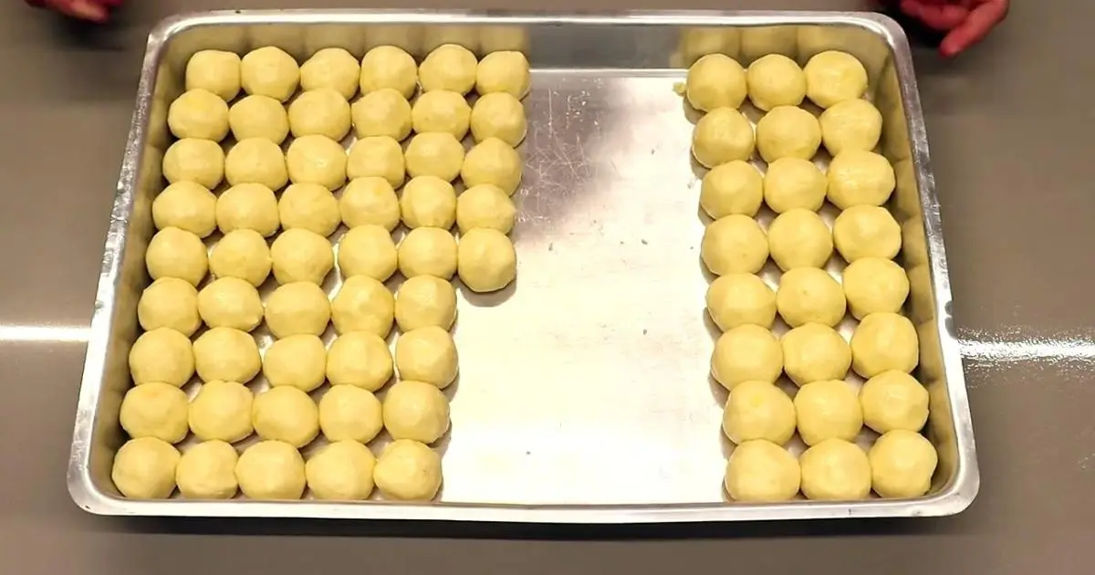 Receita autêntica de pão de queijo mineiro crocante e bem recheado de queijo....