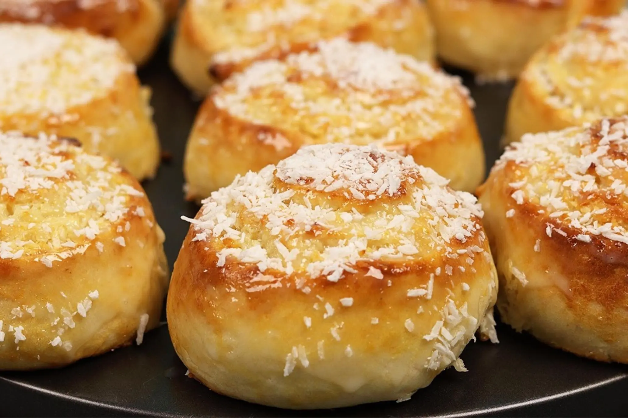 Rosca doce recheada com coco, massa leve e toque final de leite condensado....