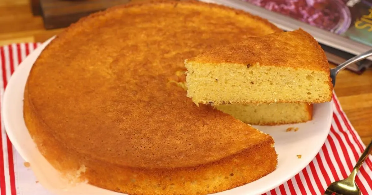 Bolo de fubá da roça com erva-doce, super fofinho e fácil de fazer....