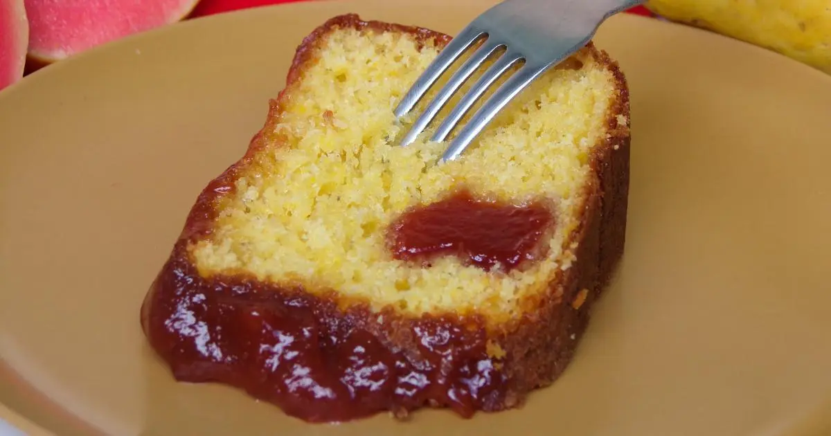 Para quem ama um bolo de fubá com goiabada, aqui vai a melhor receita com...