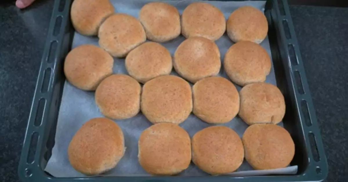 Pãozinho Integral é só misturar tudo, fazer bolinhas e levar para assar. E você terá...