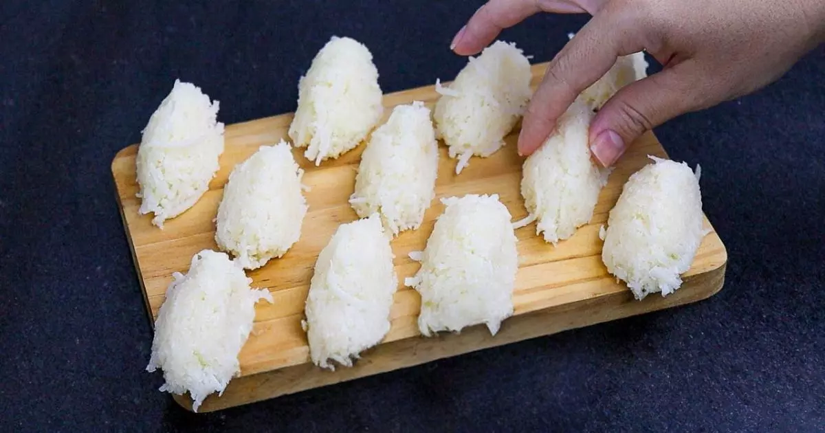 A cocada branca é uma deliciosa sobremesa tradicional brasileira feita com coco ralado e leite...