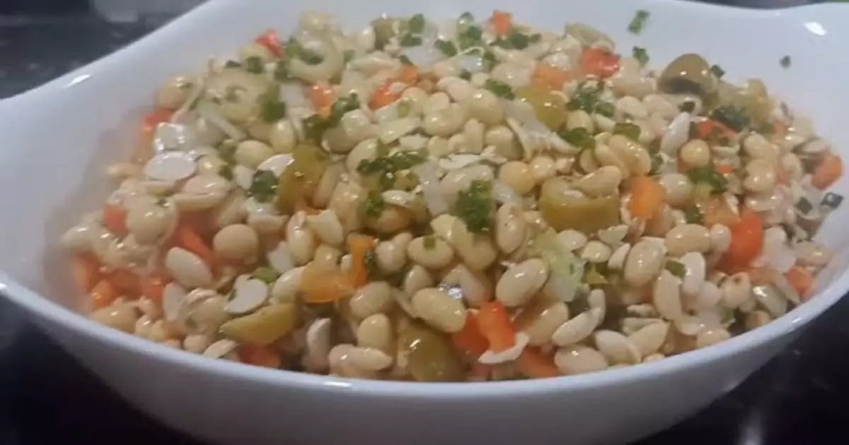 A Salada de Soja Saborosa é uma opção leve e nutritiva, ideal para qualquer refeição...