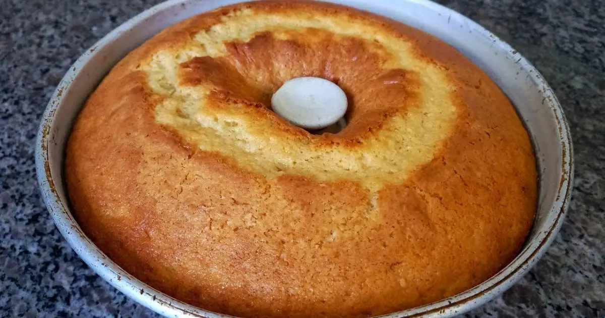 Bolo de queijo fácil, fofinho e delicioso, perfeito para qualquer ocasião, com poucos ingredientes....