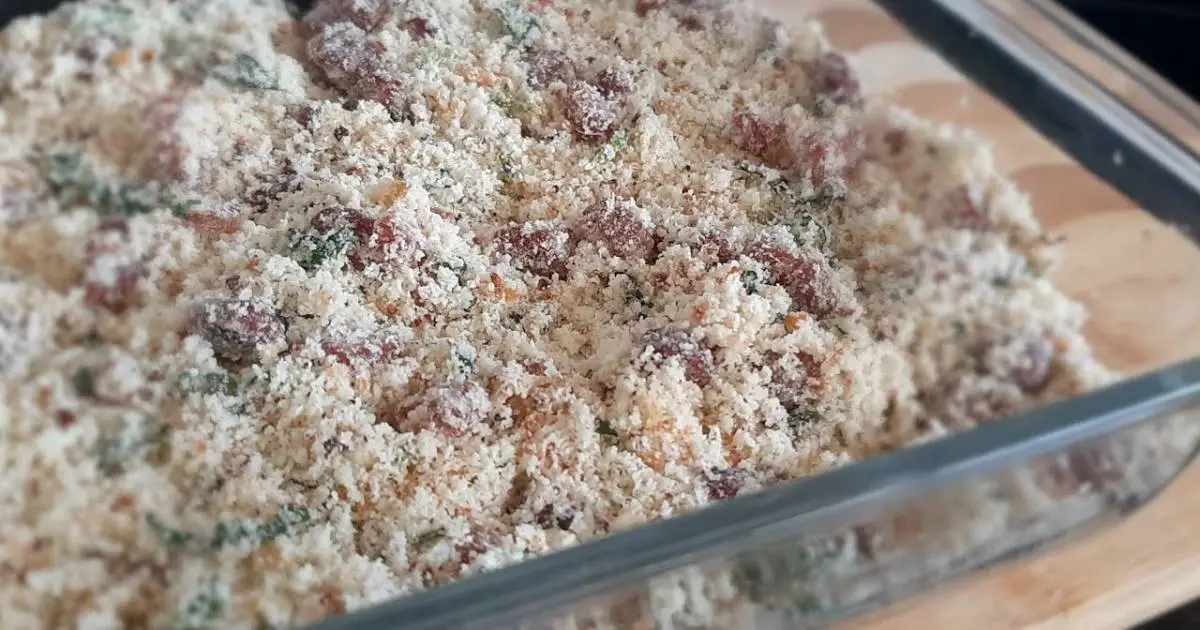 Aprenda a fazer uma farofa deliciosa com linguiça e carne seca. Receita rápida e perfeita...