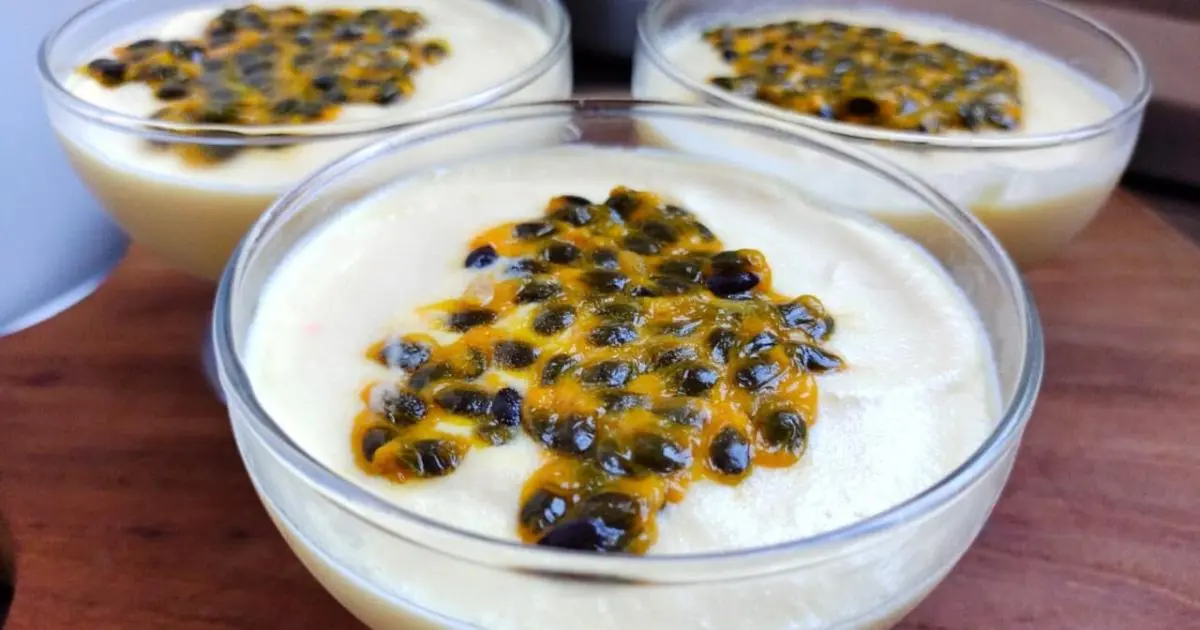 Receita prática de sobremesa de maracujá com leite ninho e suco. Fácil, rápida e deliciosa!...