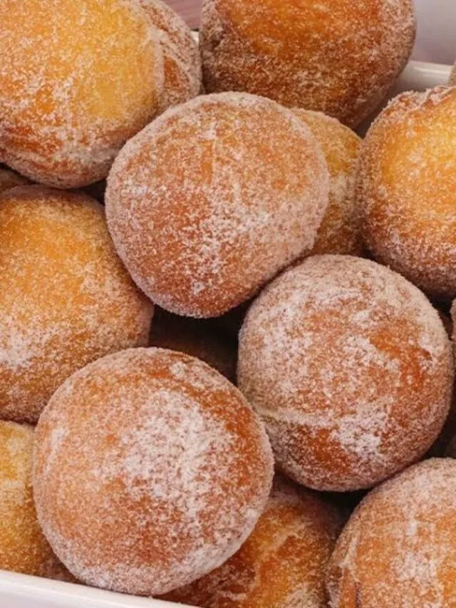 Mini sonhos fofinhos recheados com banana, fritos e passados no açúcar com canela....