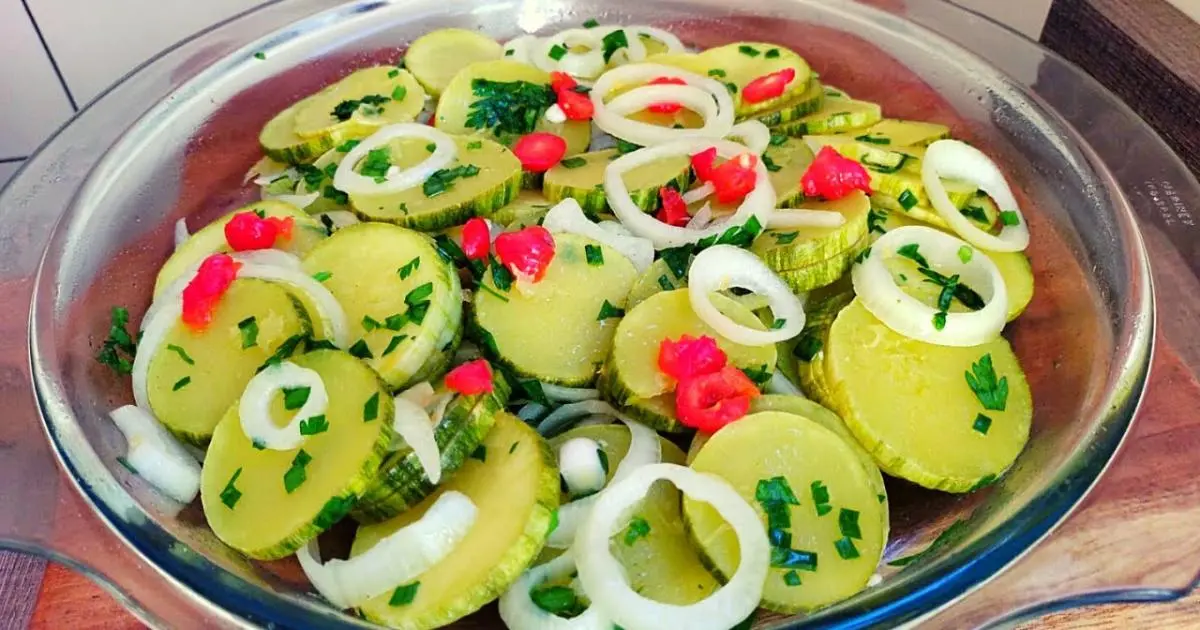 Faça essa salada de abobrinha cozida simples e saborosa, perfeita para um prato saudável e...