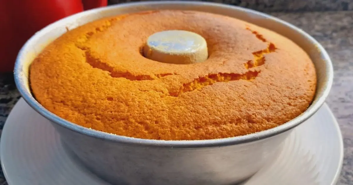 Bolo de cenoura com fubá fofinho, delicioso, fácil de fazer e perfeito com café quente!...