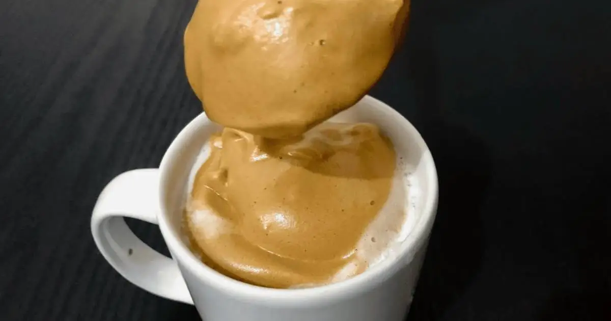 Aprenda a fazer um café cremoso delicioso, digno de cafeteria, com poucos ingredientes e sem...
