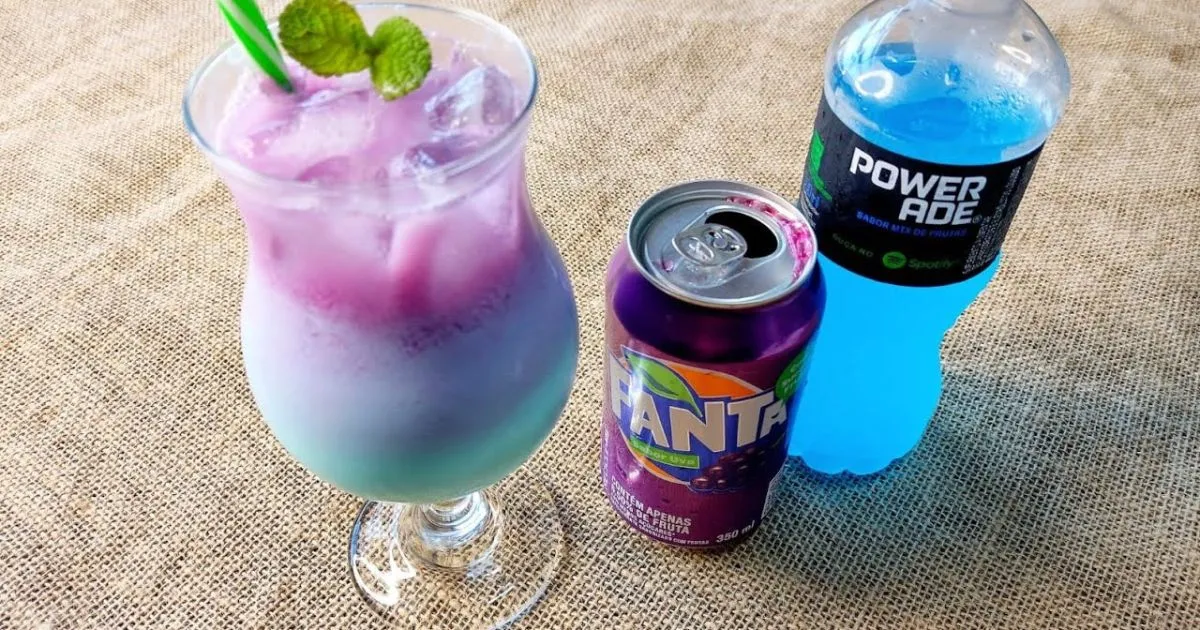 Prepare um drink sem álcool com leite condensado, Powerade azul, Fanta Uva, gelo e hortelã....