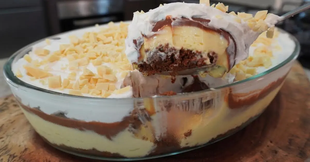 Gelado de maracujá com base crocante, mousse cremosa, ganache e chantilly. Sobremesa irresistível!...