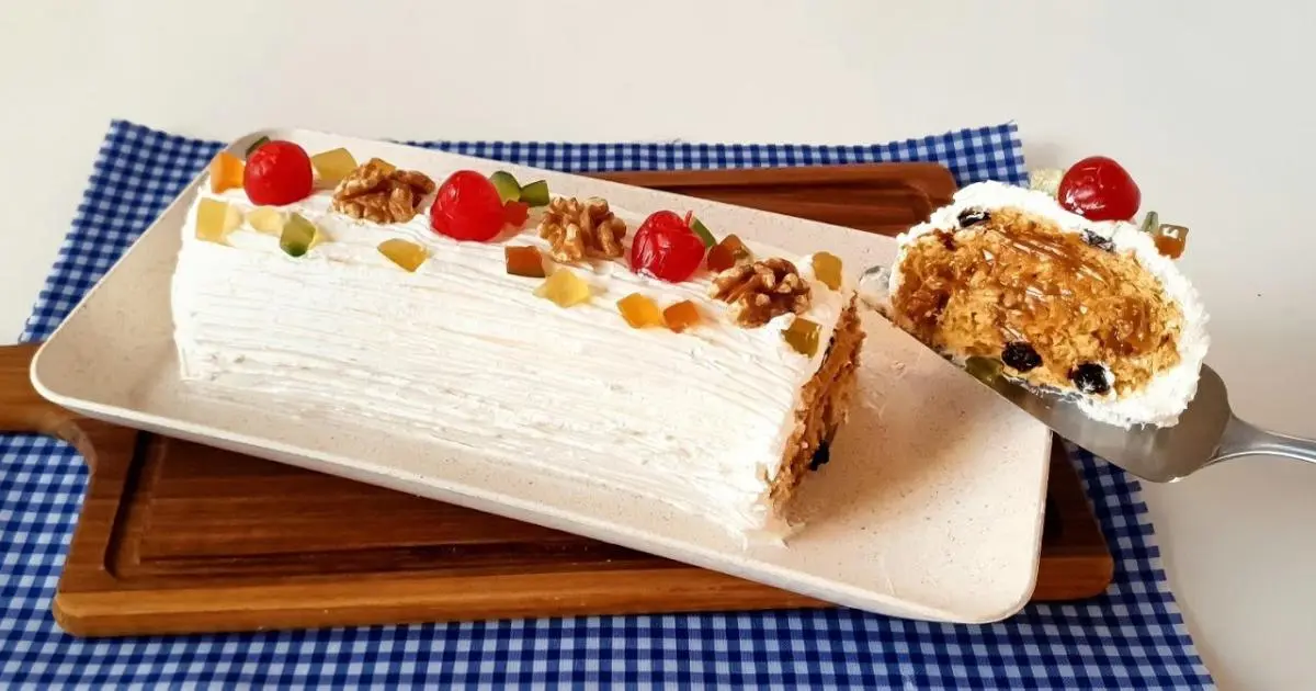 Rocambole de panetone com doce de leite e chantilly, perfeito para uma sobremesa natalina prática....