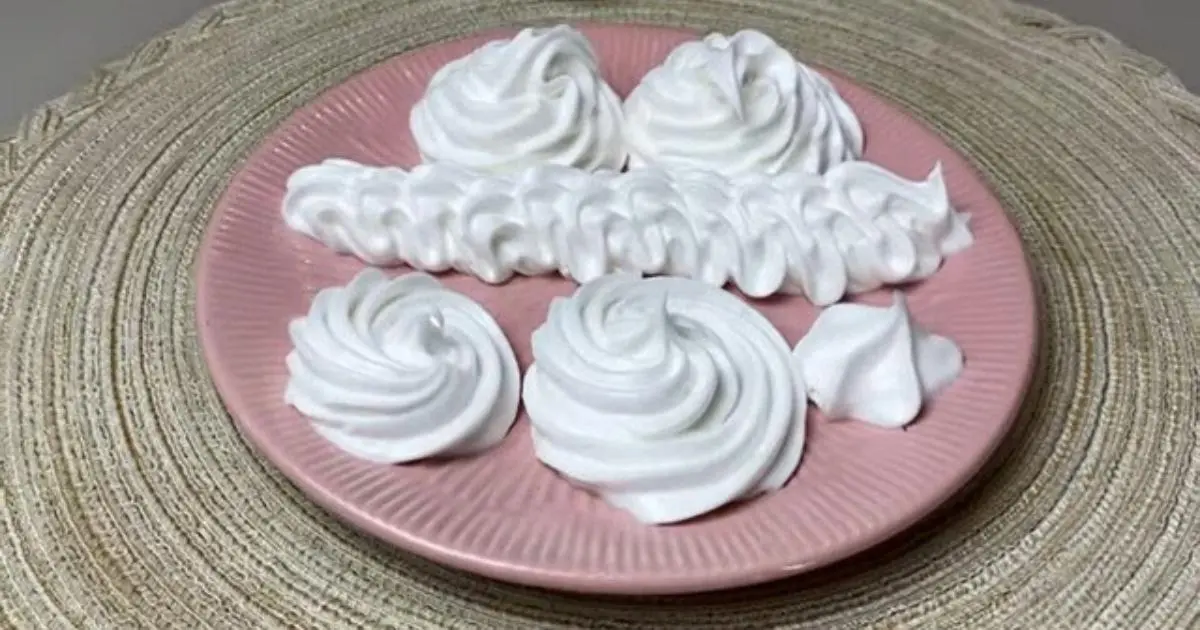 Descubra o segredo para fazer um chantilly caseiro, firme e saboroso, usando poucos ingredientes....