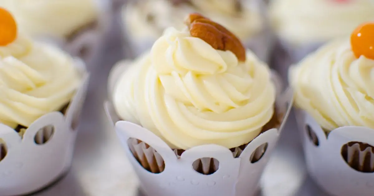 Aprenda a fazer creme de manteiga perfeito para decorar bolos e cupcakes....