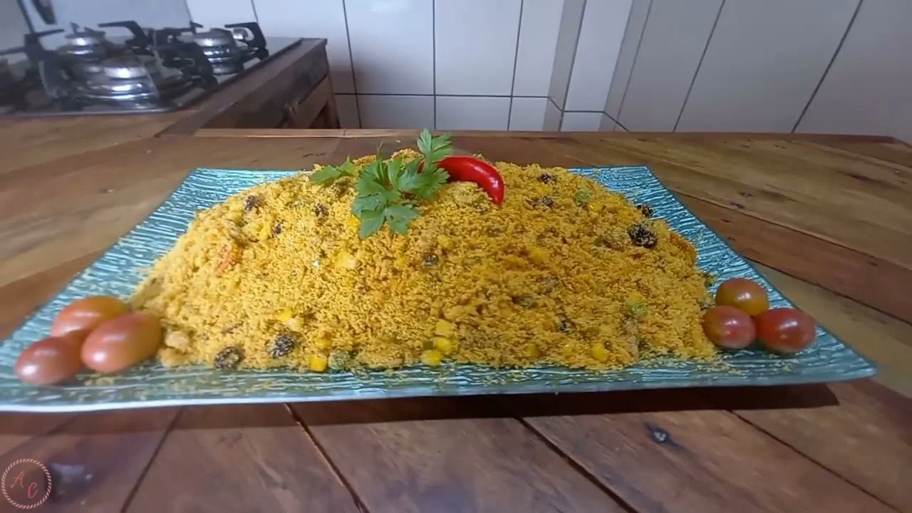 Prepare uma deliciosa farofa de festa com bacon, cenoura e uva-passa, perfeita para celebrações e...