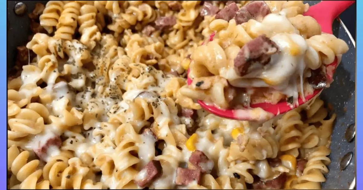 Prepare um macarrão cremoso com queijo e presunto de um jeito simples e irresistível....