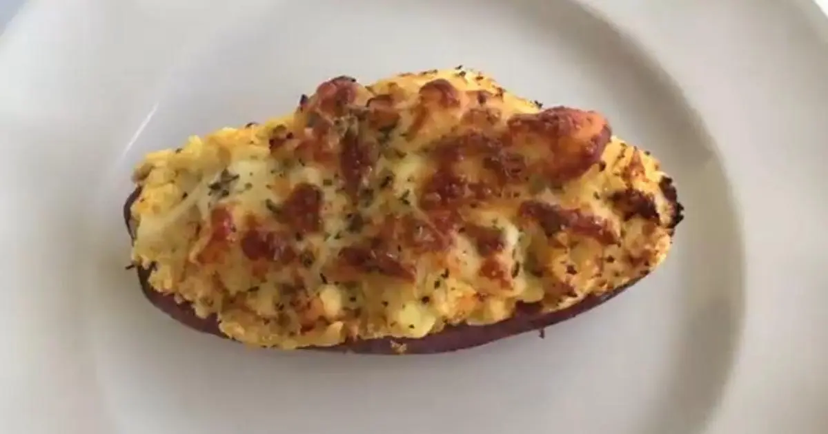 Batata doce recheada com frango cremoso e fácil, perfeita para um almoço saudável....