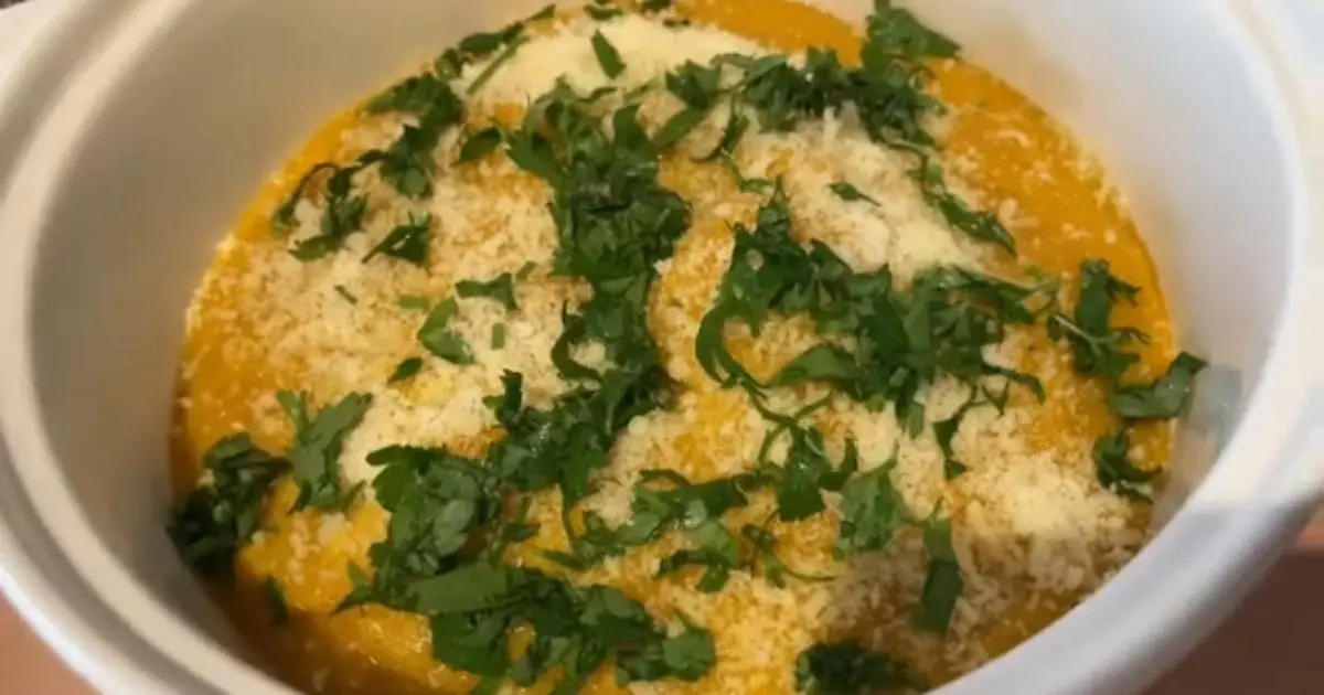 Receita prática de camarões com creme de abóbora cremoso e saudável, perfeita para o almoço....