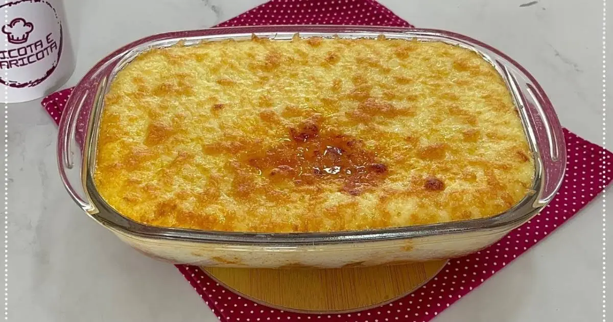 Aprenda a fazer linguiça gratinada com purê cremoso e queijo derretido, uma receita simples e...