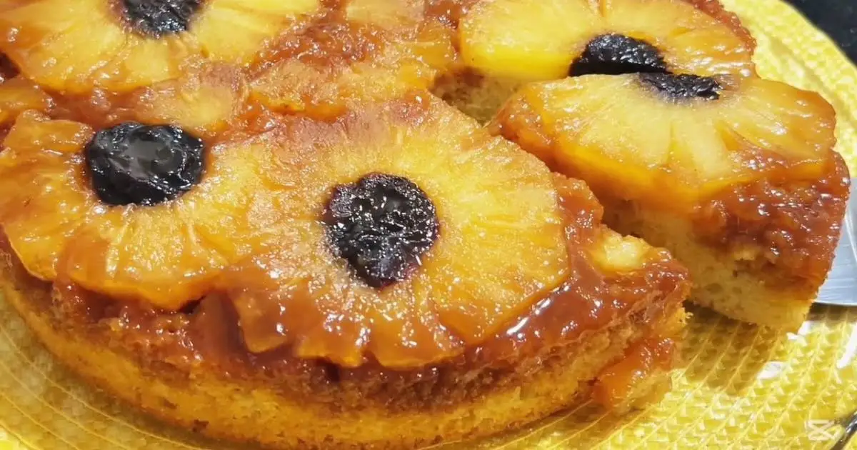 O Bolo Abacaxi Caramelizado com Ameixa Delicioso é uma sobremesa clássica, úmida e cheia de...