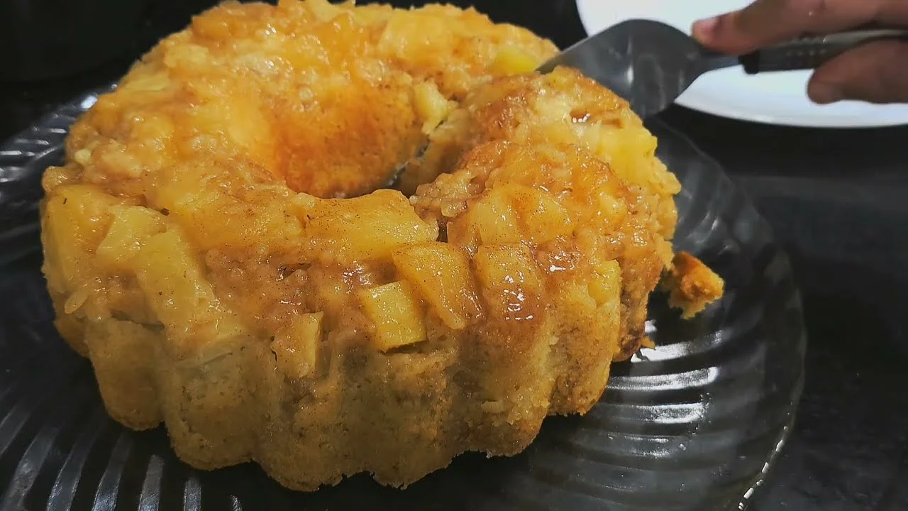 Bolo de Abacaxi Fácil, Molhadinho e Perfeito é cheio de sabor, ideal para qualquer ocasião....