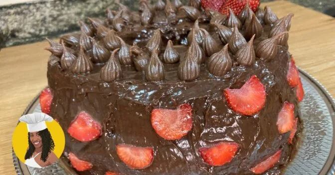 Bolos: Bolo de Brigadeiro com Morangos