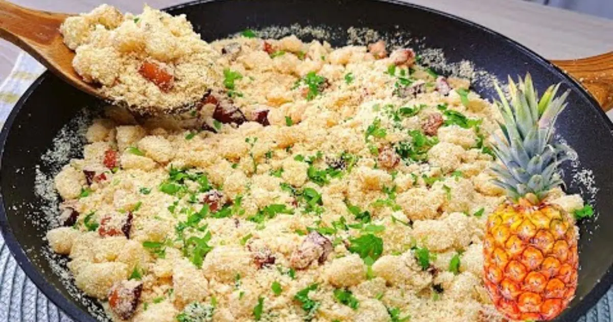 Receita fácil e saborosa de farofa de abacaxi com bacon, perfeita para acompanhar carnes suínas....