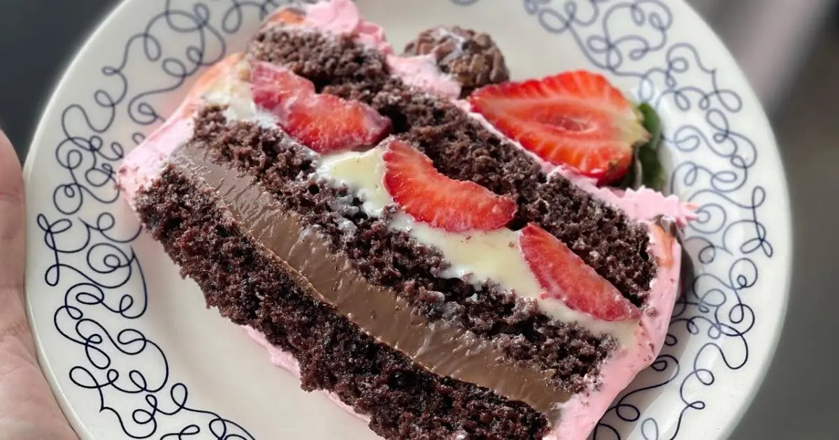 Aprenda a fazer a nova versão do Bolo Napolitano, com massa de chocolate, recheios cremosos...