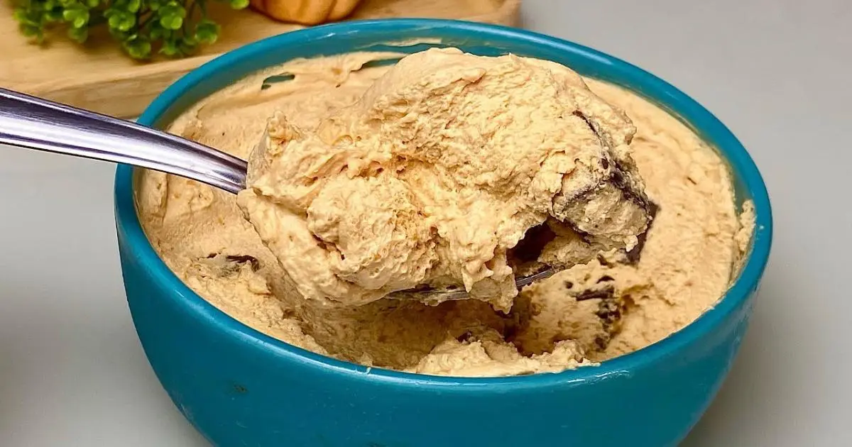 Um recheio mousse de doce de leite fácil, firme e perfeito para bolos, sobremesas e...