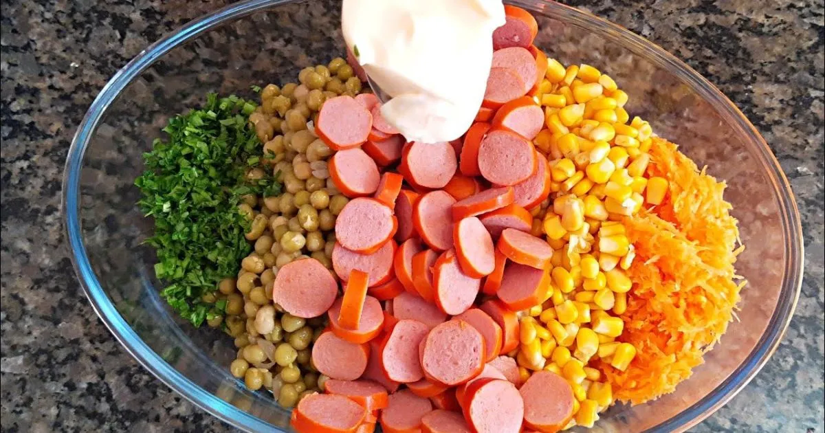 Receita de salada de salsicha fácil e rápida para acompanhar o almoço!...