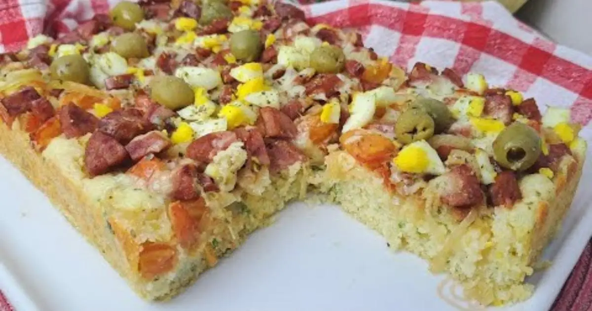 Aprenda a fazer uma torta de bacon e pepperoni com massa fofinha e recheio suculento....